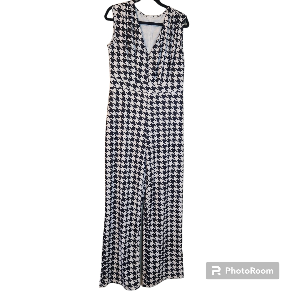 Houndstooth short sleeve black and white jumpsuit. Size Large. Hidden zi…